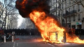 Une voiture en feu pendant la manifestation contre les retraites à Paris, le 11 février 2023