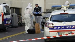 Des membres de la police scientifique relèvent des indices après une attaque au couteau contre un policier devant le commissariat de Cannes, le 8 novembre 2021