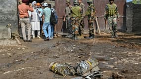 Des membres de l'armée indienne se tiennent à côté d'explosifs transportés par un drone, après son interception par le système de défense aérienne indien, à la périphérie d'Amritsar, le 10 mai 2025.