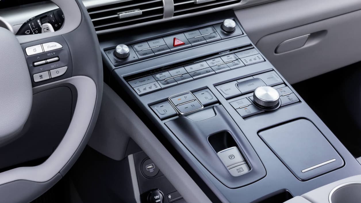 A côté de l'écran, de nombreuses fonctions sont aussi accessibles par bouton, sur la console centrale. A côté de l'écran, de nombreuses fonctions sont aussi accessibles par bouton, sur la console centrale.