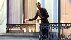 Mohamed Abdeslam dépose des bougies sur son balcon à Molenbeek, le 18 novembre 2015.