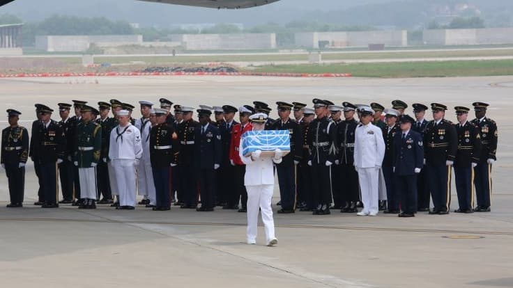 Un garde d'honneur des forces américaines, le 27 juillet 2018 en Corée du Nord, portant la dépouille d'un soldat américain tué pendant la guerre entre 1950 et 1953.