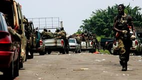 Convoi d'éléments armés loyaux au président ivoirien reconnu par la communauté internationale Alassane Ouattara, avant le lancement d'une offensive sur Abidjan. Les forces d'Alassane Ouattara ont annoncé lundi la prise de la résidence du président ivoirie