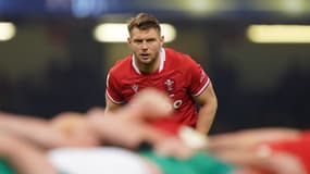 L'ouvreur Dan Biggar surveille l'attitude de ses joueurs en mêlée