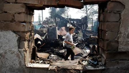 Décombres d'une maison calcinée en périphérie de la ville de Voronej, dans le centre de la Russie. Selon les autorités, les feux de forêt qui font rage dans cette partie du pays, touchée par la sécheresse et une canicule sans précédent, ont fait au moins