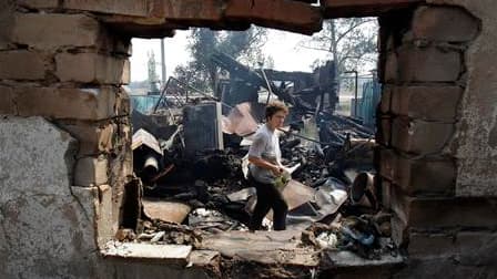 Décombres d'une maison calcinée en périphérie de la ville de Voronej, dans le centre de la Russie. Selon les autorités, les feux de forêt qui font rage dans cette partie du pays, touchée par la sécheresse et une canicule sans précédent, ont fait au moins