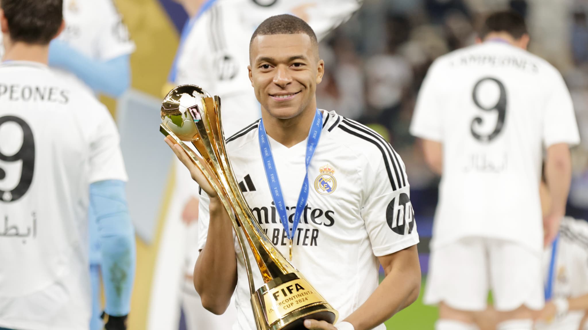 Kylian Mbappé avec le trophée de la Couper intercontinentale, le 18 décembre 2024