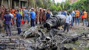 La carcasse d'un avion militaire après s'être écrasé sur une école à Dacca au Bangladesh le lundi 21 juillet 2025.