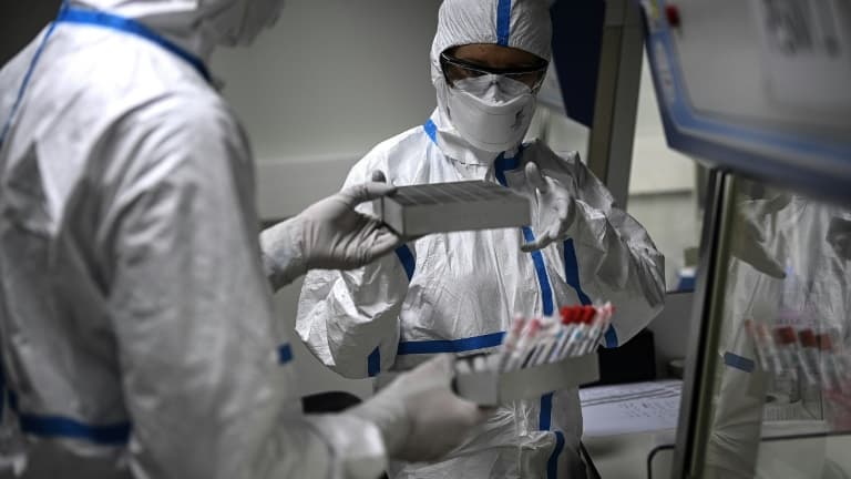 Des techniciens travaillent sur le séquençage du génome du Sars-CoV-2 et de ses variants, le 21 janvier 2021 à l'Institut Pasteur, à Paris