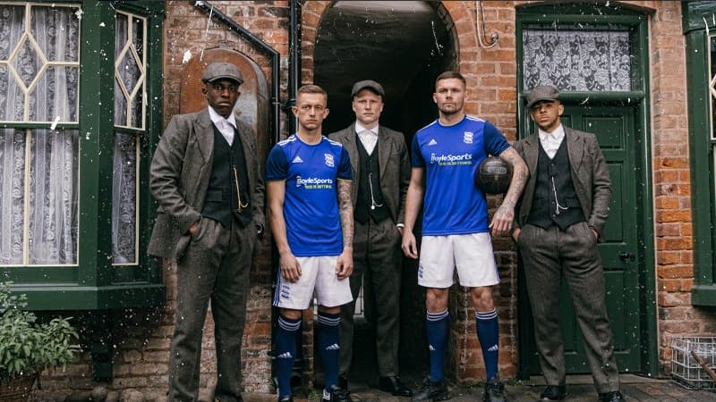 Il y a bien 5 joueurs de Birmingham sur cette photo.