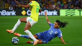 Kenza Dali tacle la milieu de terrain brésilienne Kerolin lors du match de football du groupe F de la Coupe du monde féminine 2023 entre la France et le Brésil au stade de Brisbane à Brisbane le 29 juillet 2023.