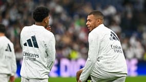 Rodrygo et Kylian Mbappé en pleine discussion à l'échauffement, le 1er décembre 2024, avant un match contre Getafe