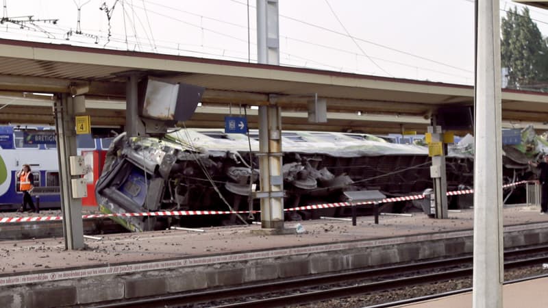Le train renversé, en gare de Brétigny-sur-Orge, vendredi 12 juillet.