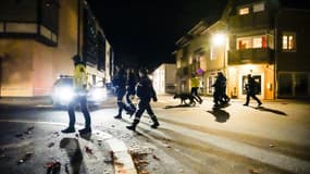 Des policiers sur les lieux d'une attaque meurtrière à l'arc, le 13 octobre 2021 à Kongsberg, en Norvège