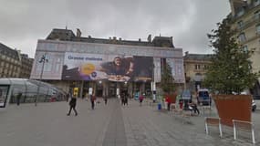 Une bâche publicitaire est restée installée sur la façade de la gare Saint-Lazare pendant deux ans et demi.