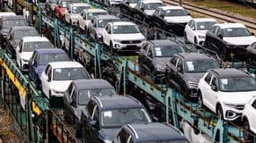 Des wagons transportant des véhicules Volkswagen neufs stationnent sur les voies d’une gare de triage à Munich (Bavière).