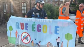 Un policier municipale de Saverne (Bas-Rhin), installant une barrière devant l'école élémentaire du Centre pour l'expérimentation de la rue-école, le mardi 10 juin 2025.