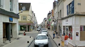 A Montargis, la rue Dorée s'est bien crue le théâtre d'un braquage de magasins de jeux vidéo.
