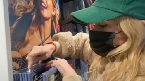 La chanteuse Angèle ce vendredi 10 décembre 2021 à la Fnac Saint-Lazare en dédicace de ses albums