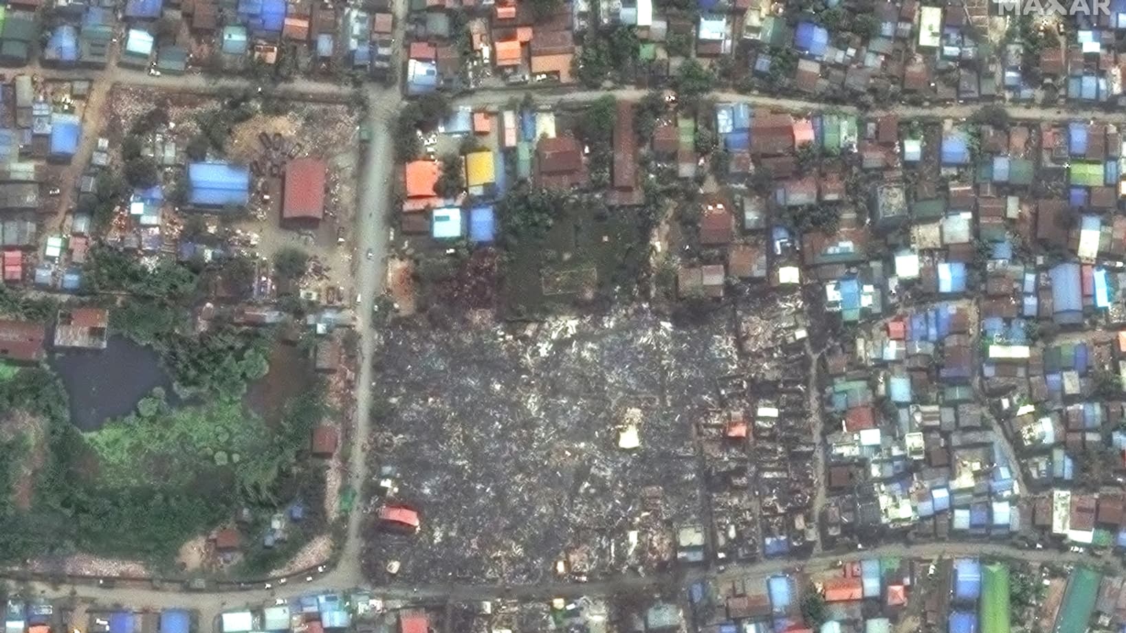 Des habitations détruites par le séisme à Mandalay, en Birmanie, montage avant/après des images satellite, le 29 mars 2025