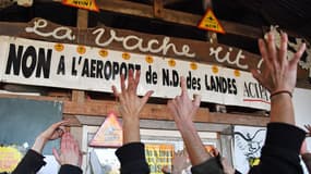 Des personnes sur la ZAD célébrant l'annonce de la fin du projet de l'aéroport le 17 janvier 2018