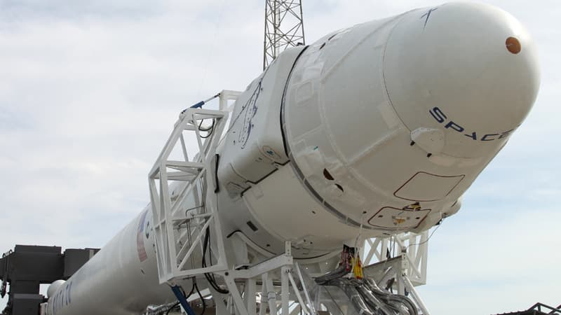 La capsule non habitée Dragon à bord de sa fusée Falcon 9, toutes deux fabriquées par SpaceX.