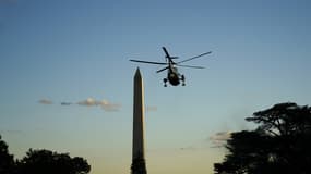 Marine One, l'hélicoptère présidentiel quittant la Maison Blanche avec Donald Trump à bord ce vendredi soir.