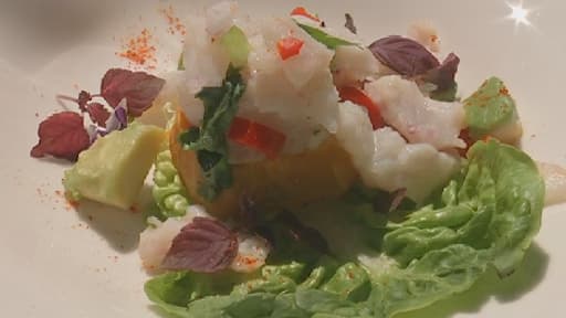 Le ceviche est spécialité péruvienne à base de poisson mariné dans du citron.