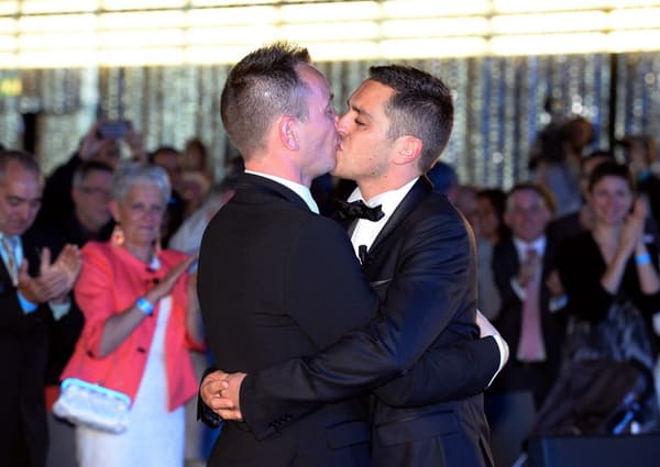 Vincent Autin et Bruno Boileau s'embrassent lors de leur mariage le 29 mai 2013 à Montpellier 