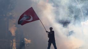 Un manifestant en Turquie, contre le Premier ministre, le 1er juin.