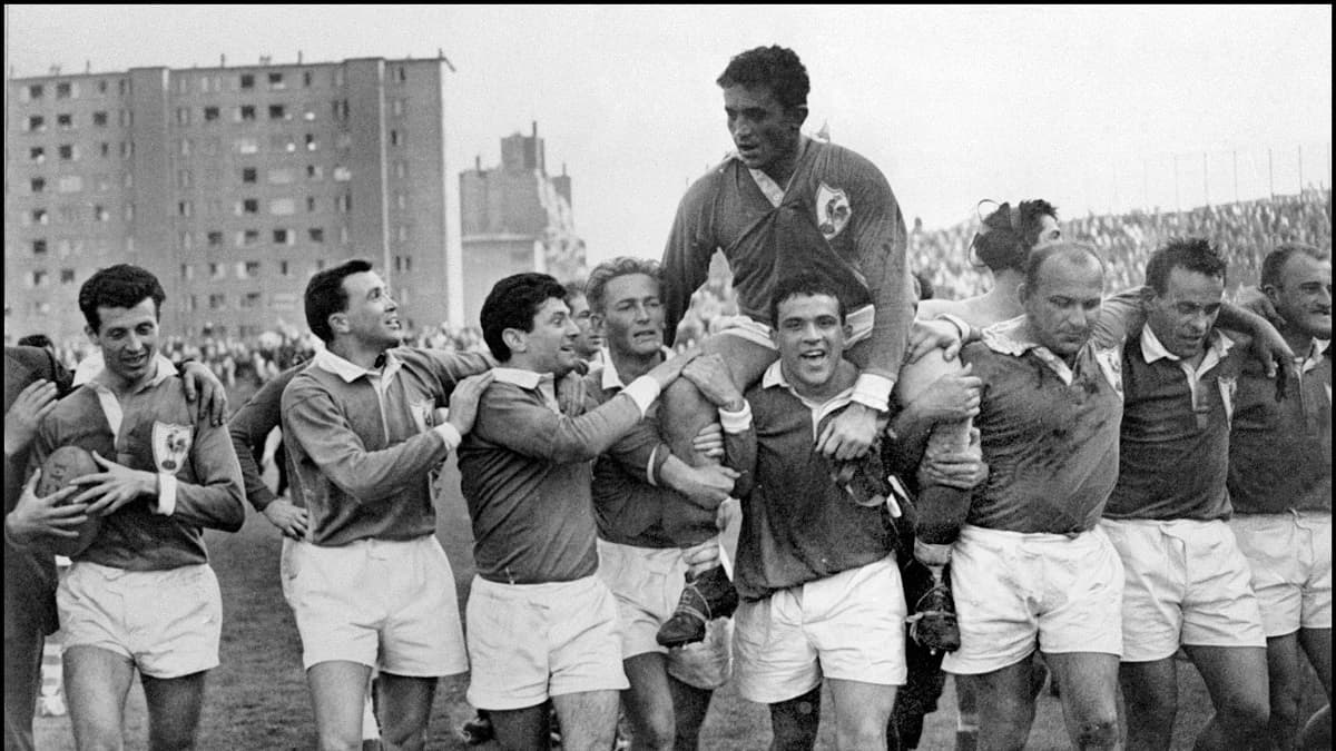 XV de France: Lucien Mias, deuxième ligne iconique et ancien capitaine des Bleus, est mort à 93 ans 2 Lucien Mias porte en triomphe par ses coequipiers le 4 avril 1959 au stade de Colombes 1862050
