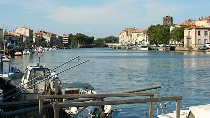 Vue des quais de l'Hérault à Agde