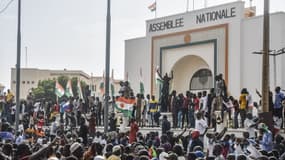 Des manifestants à Niamey, capitale du Niger, le 30 juin 2023