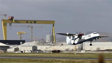 Sur le tarmac de l'aéroport de Belfast. L'Irlande rouvrira mardi à 12h00 GMT son espace aérien qui a été fermé dans la matinée en raison de cendres volcaniques venues d'Islande. /Photo prise le 20 avril 2010/REUTERS/Cathal McNaughton