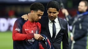 Warren Zaïre-Emery avec le président du PSG Nasser Al-Khelaïfi après l'annonce de sa prolongation, 27 avril 2024