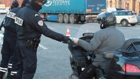 Un conducteur de scooter contrôlé par la police (illustration)