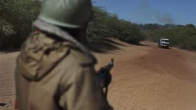 Militaire malien, à Diabali. Selon le ministre de la Défense Jean-Yves Le Drian, la France sera vigilante pour éviter d'éventuelles exactions de l'armée maliennne lors de la reconquête du nord du pays. /Photo prise le 21 janvier 2013/REUTERS/Joe Penney