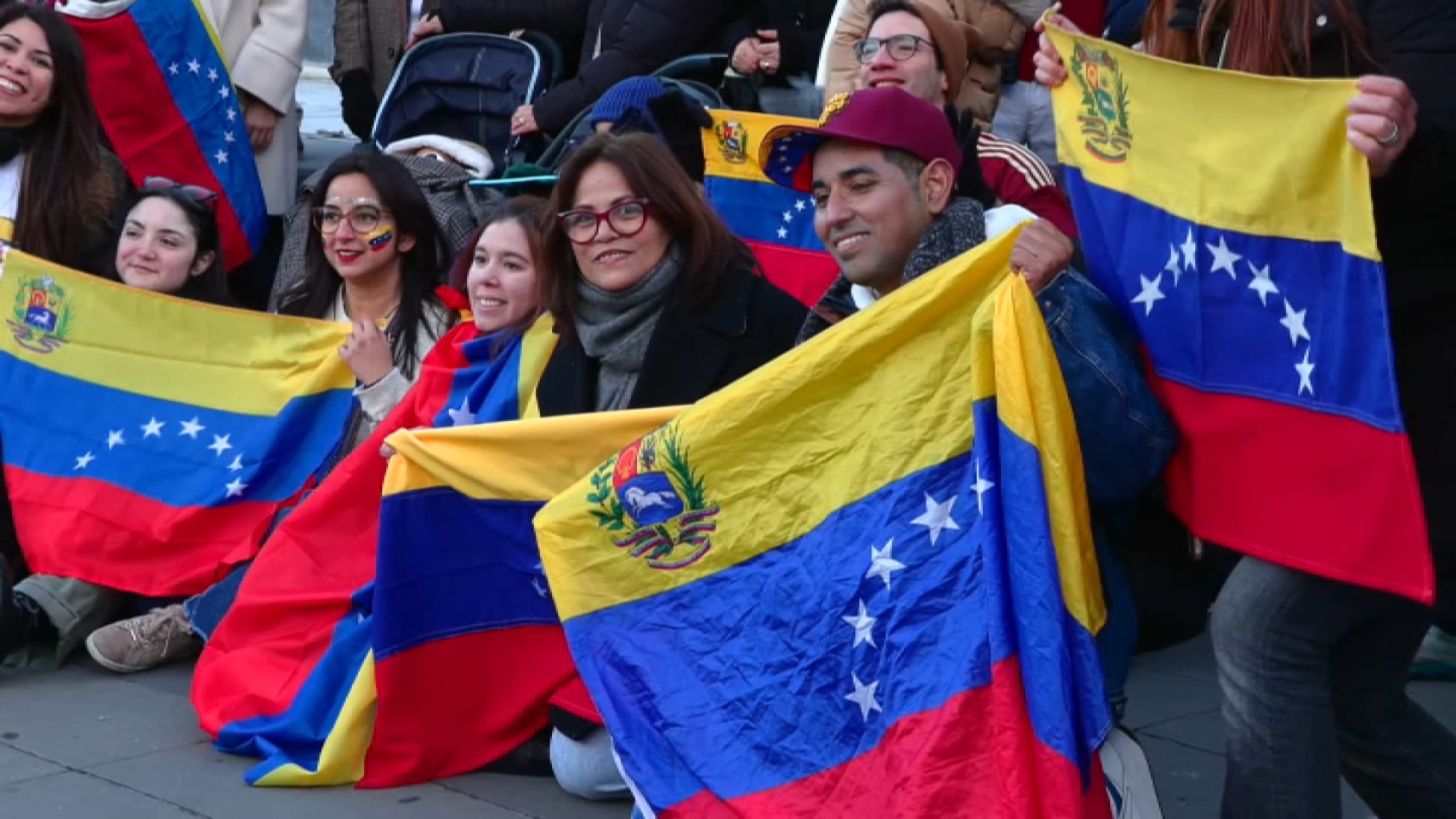 Des Vénézuéliens réunis ce dimanche 4 janvier sur la place de la République à Paris pour fêter la capture de Nicolas Maduro