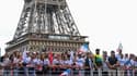 Usain Bolt devant la Tour Eiffel avec la flamme olympique, le 25 juillet 2023