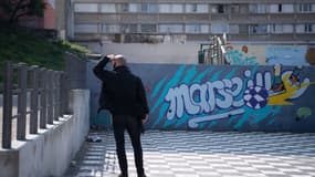 Un policier dans une cité marseillaise, le 12 avril 2019 (PHOTO D'ILLUSTRATION).