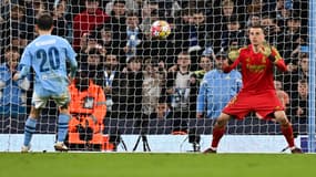 Benardo Silva face à Andriy Lunin en Ligue des champions, à Manchester le 17 avril 2024