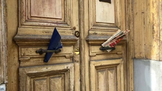 Des tracts électoraux.