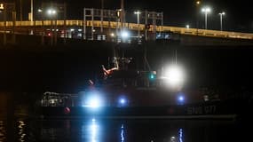 Un bateau de secours arrivant à Calais le 24 novembre 2021, après la mort de 31 migrants dans un naufrage. 