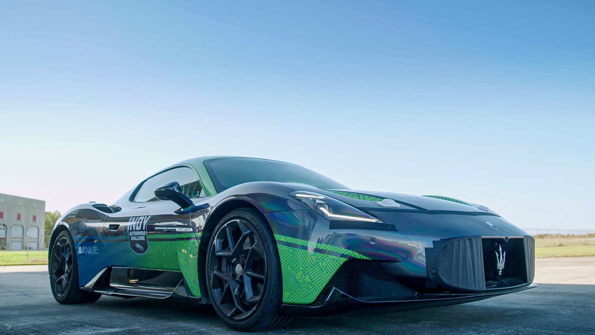 Le coupé Maserati MC20 avec un pilote IA qui a battu le record de vitesse