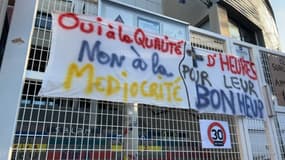 Enseignants et parents d'élèves ont cadenassée l'entrée du collège Vauban, à Briançon, ce mardi 26 avril 2022.