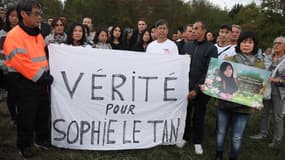 Les parents et les proches de Sophie Le Tan pendant une marche d'hommage, un an après la disparition de l'étudiante strasbourgeoise de 20 ans