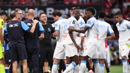 Les joueurs de l'OM et Roberto De Zerbi pendant une pause fraîcheur lors de Rennes-OM, le 15 août 2025