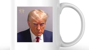 Une tasse avec la photo d'identité judiciaire de Donald Trump vendue sur Amazon
