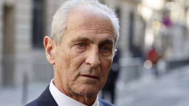 Le maire de Toulon, Hubert Falco, sort de sa réunion avec le président français sortant au siège de sa campagne à Paris, le 7 mars 2022.