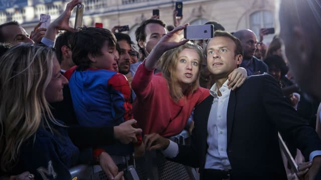 Emmanuel Macron en plein bain de foule le 21 juin à l'Élysée